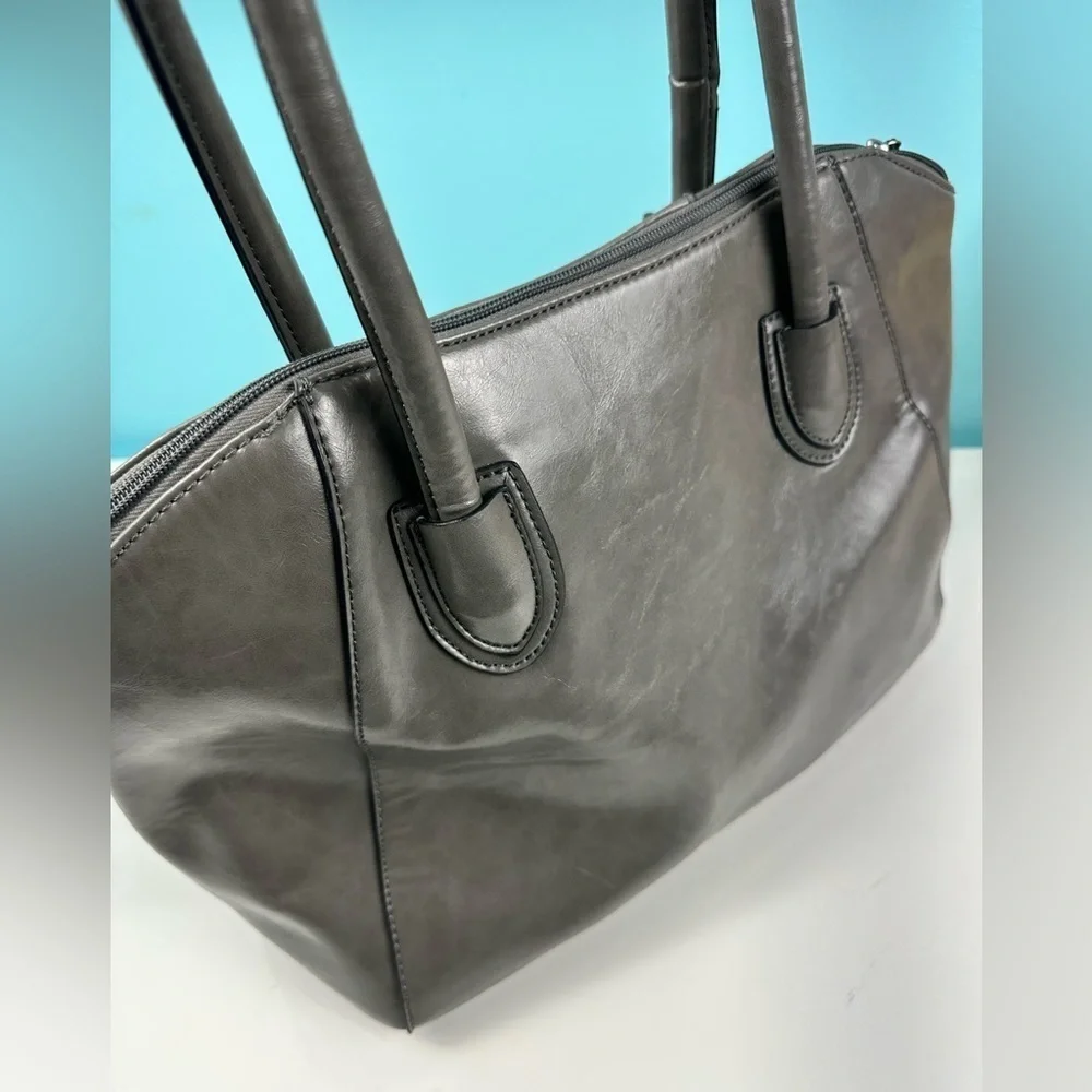 Nine West ladies gray leather handbag, excellent condition